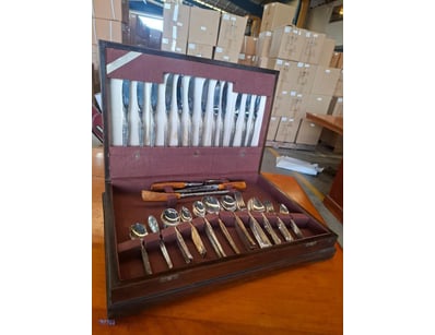 Grosvenor Plate stainless flatware set in the Dani...