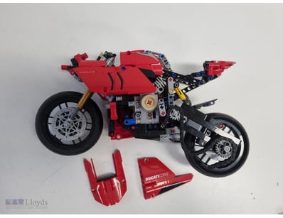 LEGO TECHNIC DUCATI CORSE MOTORCYCLE MODEL SET

It...