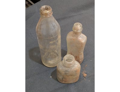 COLLECTION OF MEDICINAL GLASS BOTTLES AND VESSELS...
