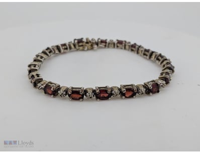 SILVER AND GARNET VINTAGE STYLE BRACELET

Markin...