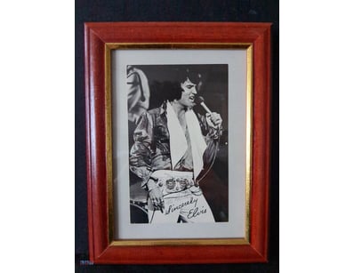 FRAMED SIGNED ELVIS PRESLEY PHOTOGRAPH.

Item Size...