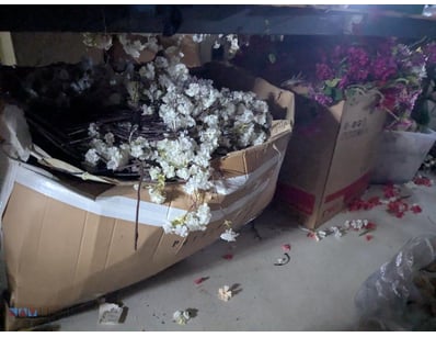 Bulk lot artificial flowers in various stages of b...
