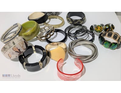 ASSORTED BANGLES & STRETCH BRACELETS




Condition...