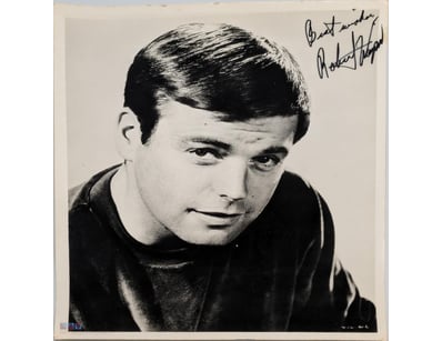SIGNED PHOTOGRAPH OF ROBERT WAGNER WITH CERTIFICAT...