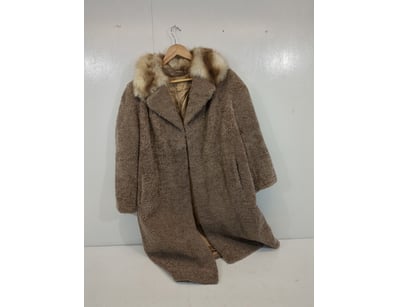 Entire Vintage Clothing Store Liquidation (ON11... - Lot 186