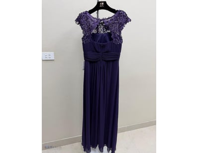 NAVY LACE CAP-SLEEVE EVENING GOWN

Item Size: Heig...