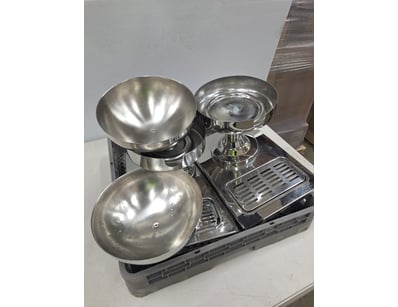 2 pedestal-based serving dishes 

SOLD AS LOT

