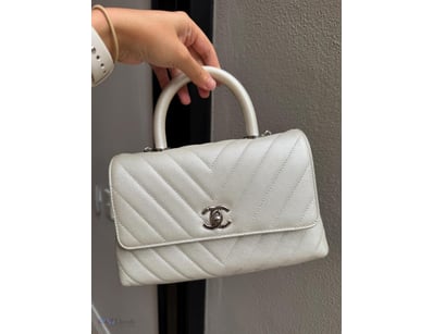 CHANEL PEARL WHITE SMALL COCO TOP HANDLE BAG

97% ...