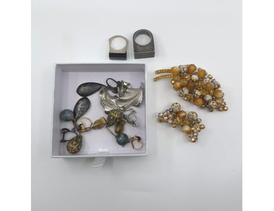 Thrift Shop (A979) - Lot 2323