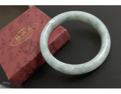 BOXED CHINESE JADE LIGHT GREEN BANGLE        

Con...