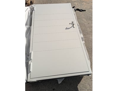 White Door

Dimension 
1200 x 2400 x 80

