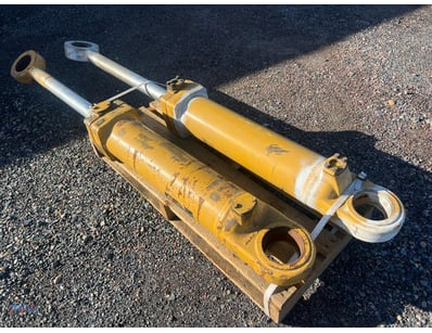 Pair of Heavy-Duty Hydraulic Rams (Suit Large Eart...