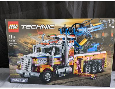 **UNRESERVED** LIFETIME COLLECTION OF LEGO PART... - Lot 117