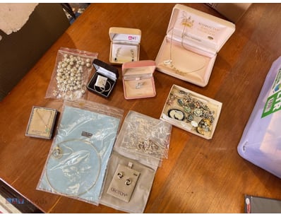 Assorted lot of costume jewellery 

Note: Sold as ...