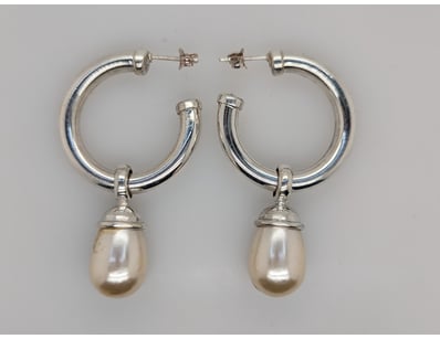 SILVER FAUX PEARL EARRINGS


583010+182


