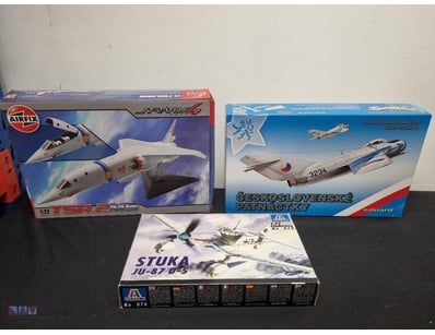 LOT OF THREE VINTAGE AIRCRAFT MODEL KITS - AIRFIX ...