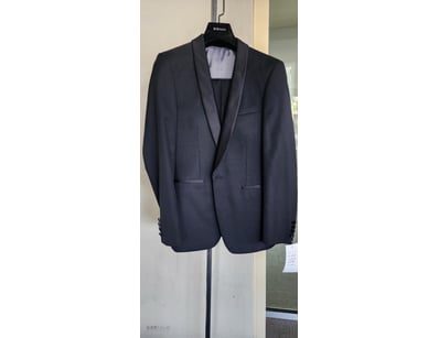 WOOLLMARK 2 PCS WOOL TUXEDO

Material: Wool - Type...