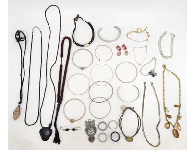 UNRESERVED Airport - Lost Property (A980) - Lot 286