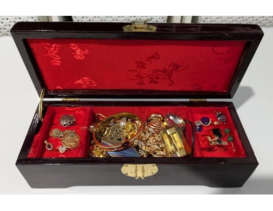 The Curio Collection (A983) - Lot 1042