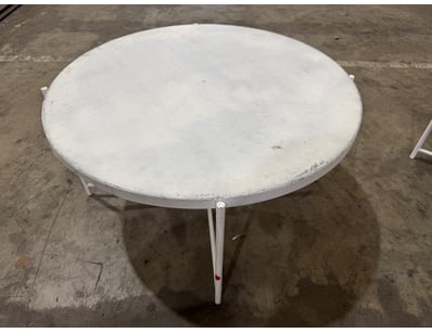 Round white metal table 

Dimensions: 80cm x 43cm...