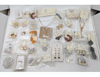 COLLECTION OF JEWELLERY PIECES INCLUDING EARRINGS,...
