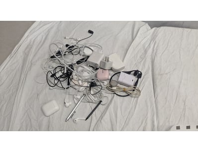 UNRESERVED Airport - Lost Property (A980) - Lot 449