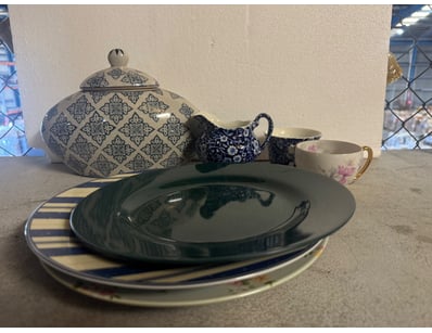 Assorted eselection of homewares and ornaments 
...