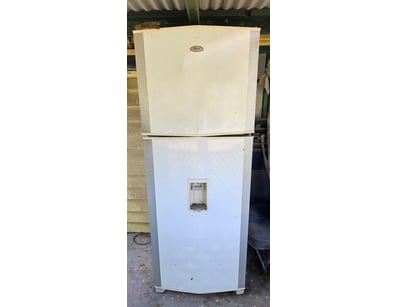 Fridge, white with water filter

Onsite

Locatio...
