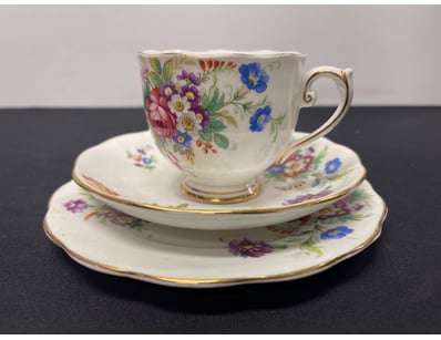 ROSLYN, MINUET. CUP, PLATE & SAUCER SET

10780+1...