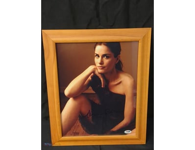 THIS IMAGE FEATURES AN AUTOGRAPHED PHOTO OF ACTRES...