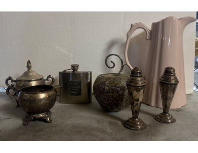 Assorted eselection of homewares and ornaments 
...