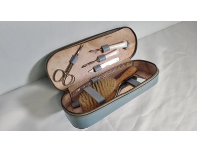 VINTAGE GROOMING AND MANICURE SET IN LIGHT BLUE LE...