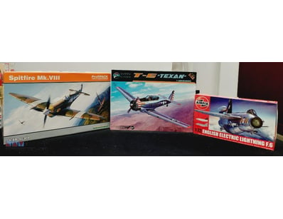 LOT OF THREE VINTAGE AIRCRAFT MODEL KITS - SPITFIR...