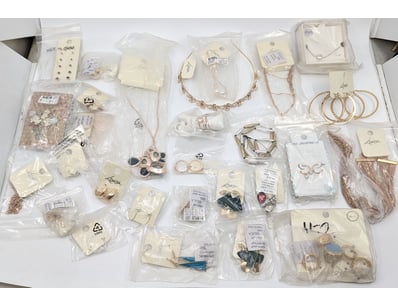COLLECTION OF JEWELLERY PIECES INCLUDING EARRINGS,...