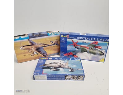 LOT OF THREE REVELL AIRCRAFT MODEL KITS - WWII FIG...