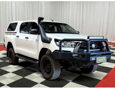 <b>2020 Toyota Hilux SR Dual Cab Utility - White -...
