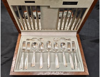SET OF METAL SILVERWARE CUTLERY

CONTAINS SPOONS...