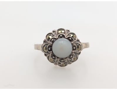 SILVER MARCASITE AND CHALCEDONY RING


583010+1...