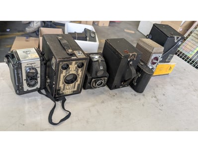 COLLECTION OF VINTAGE FOLDING AND BOX CAMERAS

I...