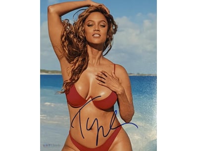 SUPERMODEL TYRA BANKS SIGNED SEXY PHOTO

Tyra Bank...