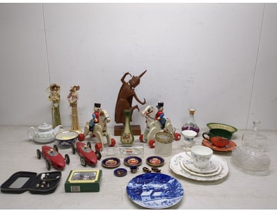 Extensive vintage collectibles lot featuring decor...