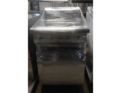 Brand new Waldorf commercial gas cooktop/range, fa...
