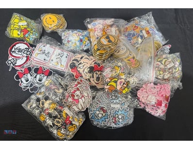 Assorted decorative patches 

Note: sold as lot
...