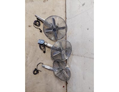 Lot of 5 industrial pedestal and oscillating fans ...