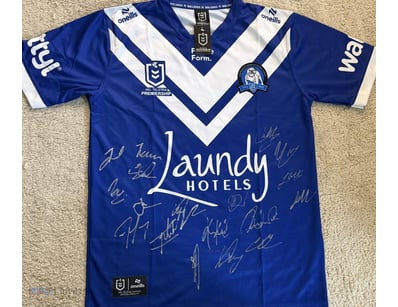 CANTERBURY BULLDOGS SQUAD SIGNED 2026 JERSEY 

A C...
