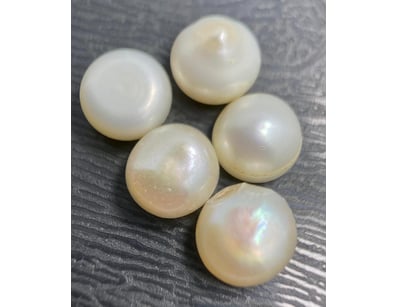 24.73 CARATS SOUTH SEA CULTURAL PEARL LOT

Stone...