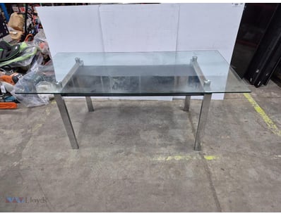Glasstop dining table with stainless steel legs

D...
