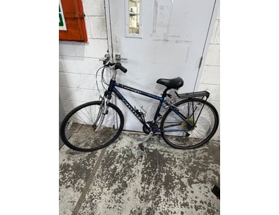Cannondale Adventure 400 hybrid bicycle in navy bl...