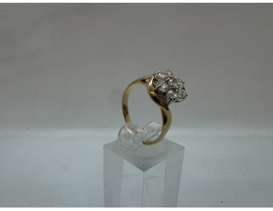 9K GOLD RING WITH WHITE GLASS STONES

13G

Dim...