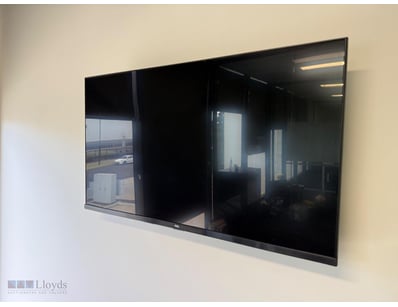 TCL flat-screen television, model 40S6154U. Featur...